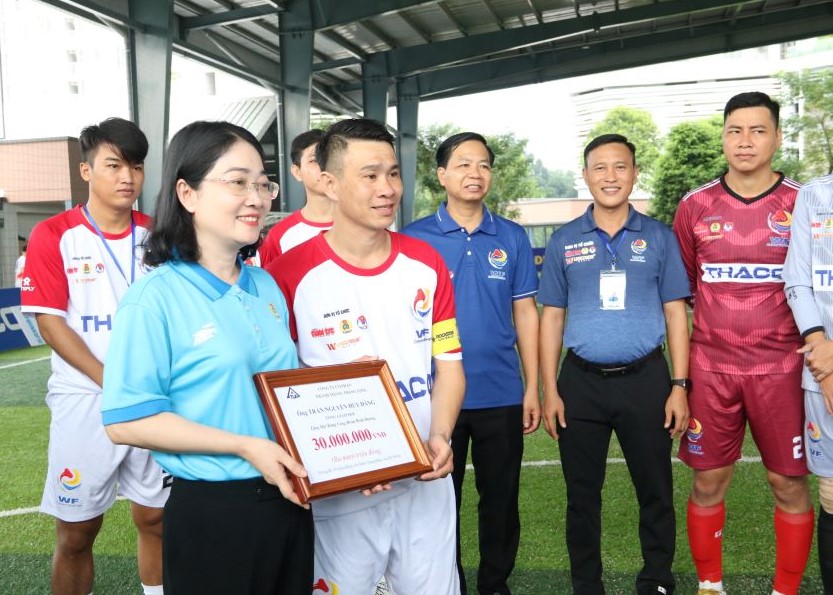 Bà Nguyễn Kim Loan - Chủ tịch LĐLĐ tỉnh Bình Dương thăm động viên đội bóng Công đoàn Bình Dương trước trận đấu với Công đoàn Dầu Khí.