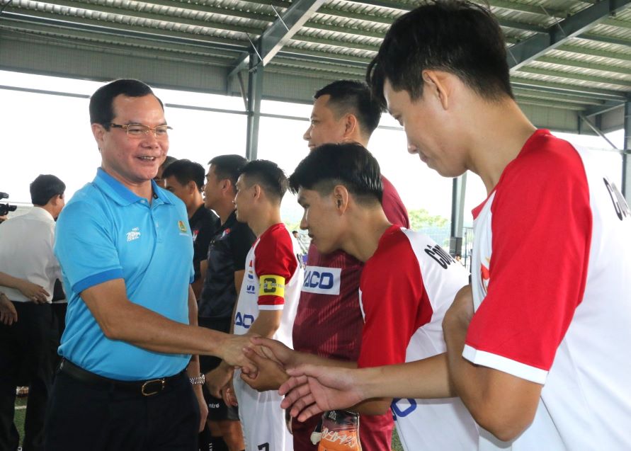 Ông Nguyễn Đình Khang thăm hỏi động viên các cầu thủ là đoàn viên lao động tham gia giải đấu. Ảnh: Đình Trọng