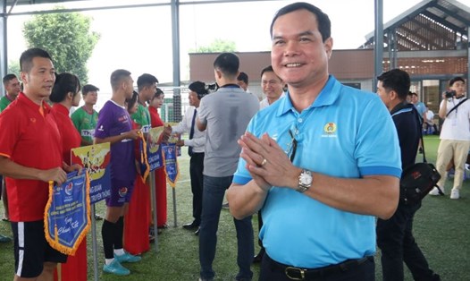 Chủ tịch Tổng LĐLĐVN Nguyễn Đình Khang cổ vũ Giải bóng đá công nhân toàn quốc 2023 tại Bình Dương. Ảnh: Đình Trọng