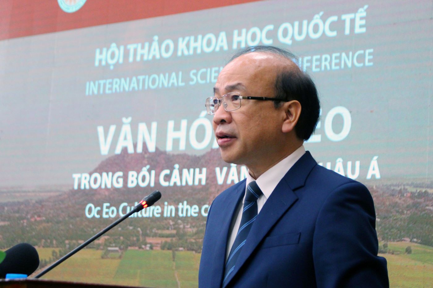 Ông Phan Chí Hiếu - Chủ tịch Viện Hàn lâm Khoa học xã hội Việt Nam, phát biểu khai mạc hội thảo. Ảnh: Lục Tùng 