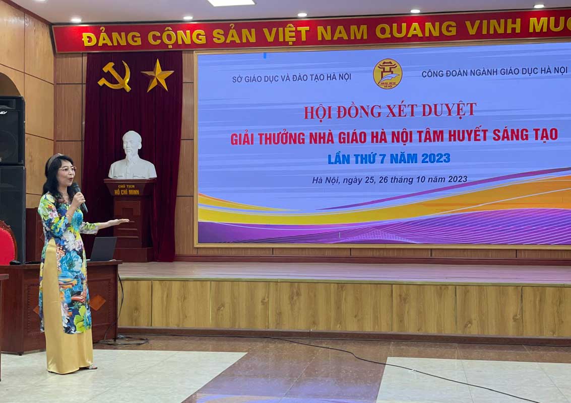 Nhà giáo Lê Thị Bích Dung trình bày ý tưởng tại cuộc thi. Ảnh: NTCC.
