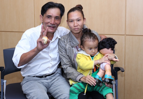 Thương Tín và người vợ hiện tại kém ông 33 tuổi. Ảnh: Facebook nhân vật