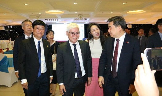  Lãnh đạo tỉnh Bình Dương tiếp xúc, đối thoại với doanh nghiệp Hàn Quốc. Ảnh: Đình Trọng
