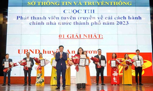 Ban Tổ chức trao Giải Nhất cho Đội thi của UBND huyện An Dương. Ảnh: Cổng TTĐT Hải Phòng
