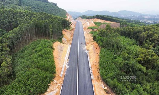 Cao tốc Tuyên Quang - Phú Thọ chủ yếu đi qua địa hình đồi núi, khối lượng đào đắp lớn. Ảnh: Nguyễn Tùng.