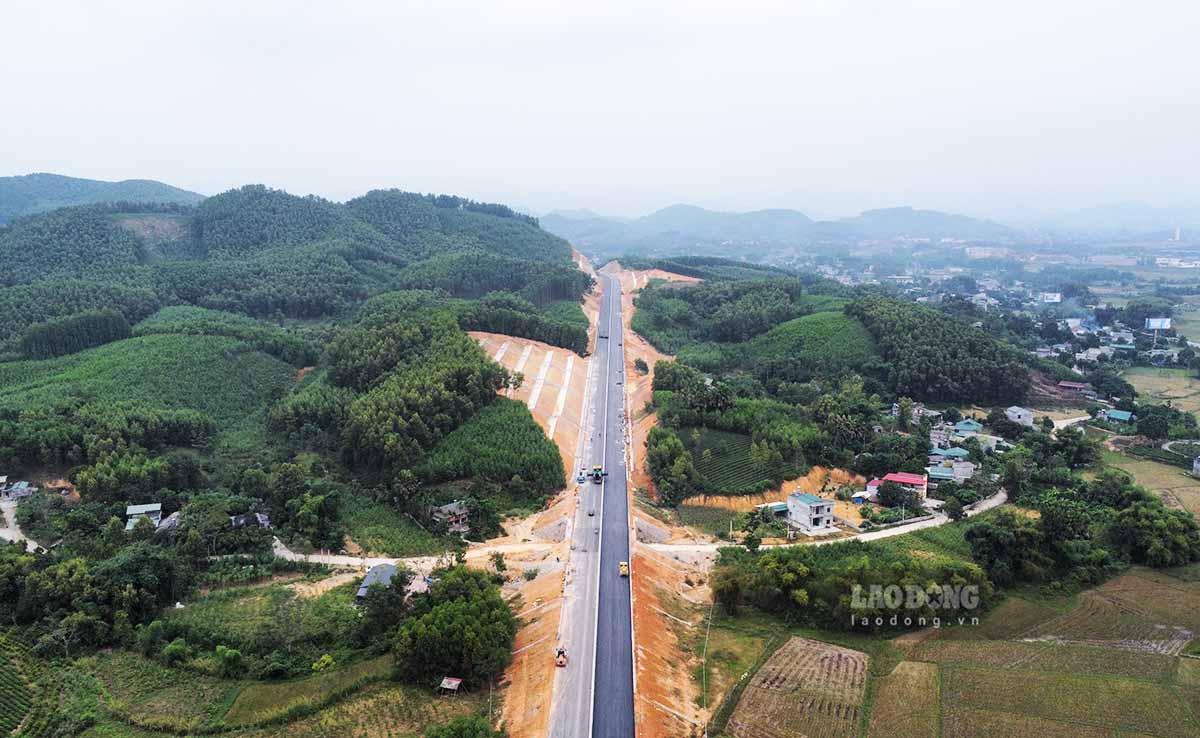 Ngày 16.11, ghi nhận của PV tại dự án cao tốc Tuyên Quang - Phú Thọ, các nhà thầu đang tập trung thảm nhựa mặt đường và hoàn thiện những hạng mục phụ trợ.