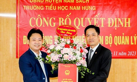 Phó Chủ tịch UBND huyện trao Quyết định cho ông Phạm Quang Đại. Ảnh: Cổng TTĐT huyện Nam Sách