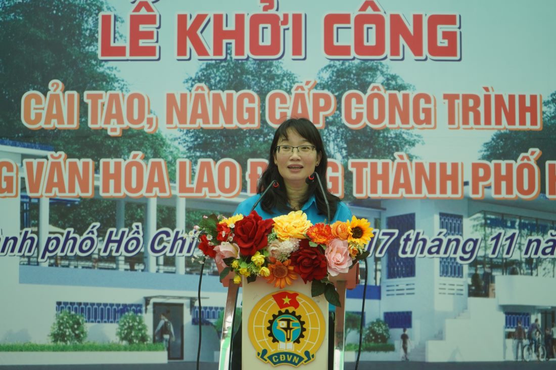 Bà Trần Thị Diệu Thúy, Chủ tịch LĐLĐ TPHCM phát biểu tại Lễ khởi công. Ảnh: Phương Ngân