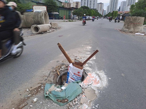 Đường chưa bàn giao đã mất an toàn giao thông. Ảnh: Minh Hạnh 