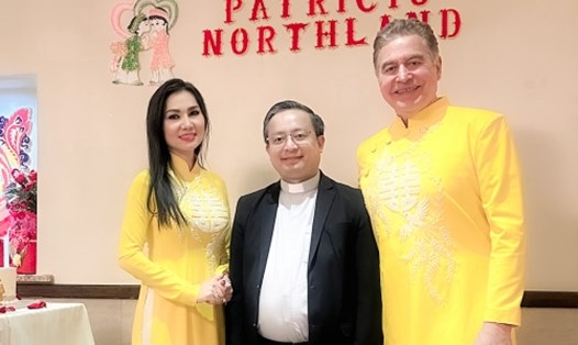Ca sĩ Kavie Trần và chồng doanh nhân diện áo dài vàng trong lễ đính hôn. Ảnh: NSCC.
