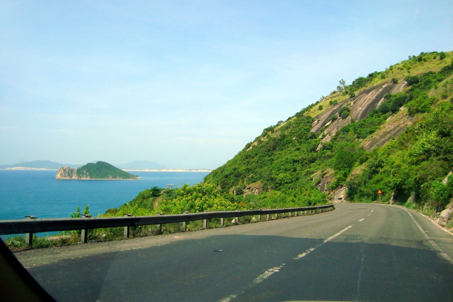 Dưới chân Mũi Điện là Bãi Môn – một bãi biển tuyệt đẹp để cắm trại, tắm biển. Ảnh: Hà Lê