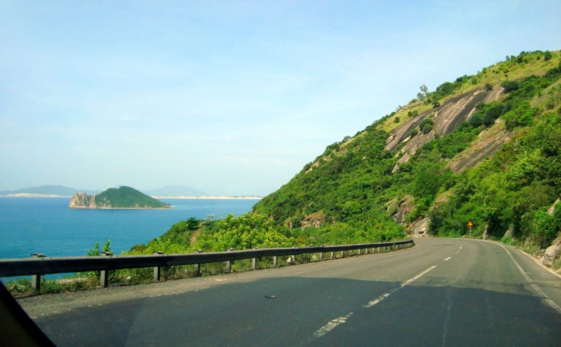 Dưới chân Mũi Điện là Bãi Môn – một bãi biển tuyệt đẹp để cắm trại, tắm biển. Ảnh: Hà Lê