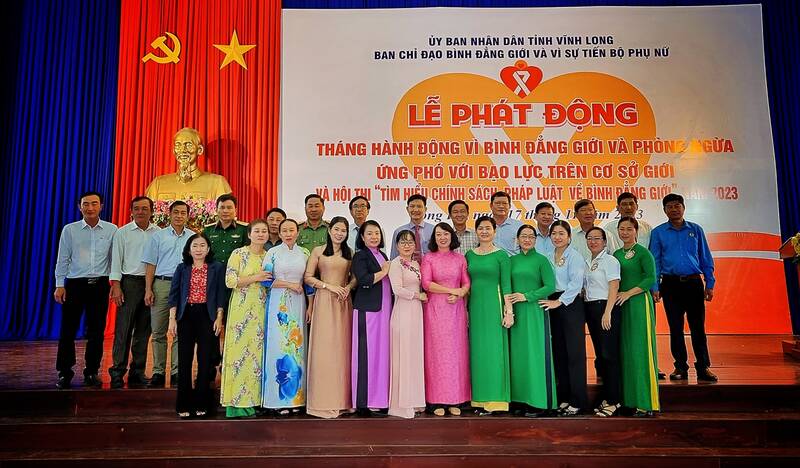 BCĐ tỉnh chọn huyện Long Hồ tổ chức lễ phát động tháng bình đẳng giới. Ảnh: Hoàng Lộc