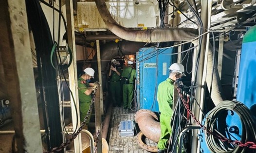 Công an tỉnh Quảng Ngãi kiểm tra hiện trường, điều tra nguyên nhân vụ nổ bình khí gas làm 9 công nhân thương vong tại Công ty TNHH MTV Công nghiệp tàu thủy Dung Quất. Ảnh: Ngọc Viên