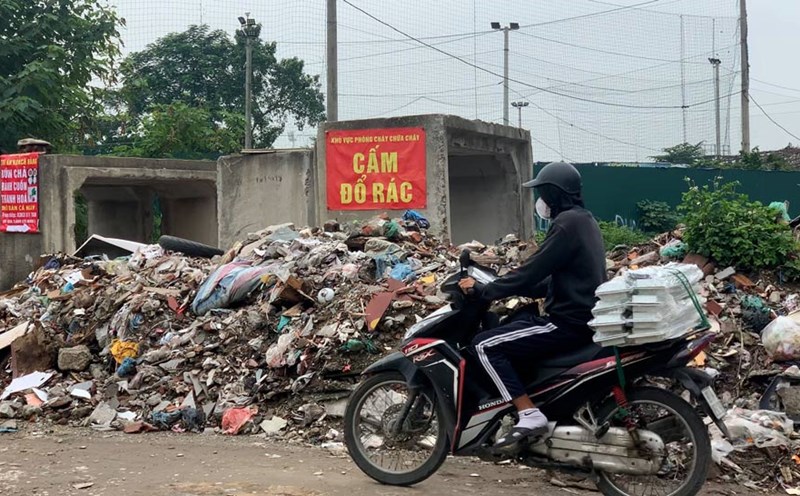 Người dân khổ sở với núi rác thải do dự án chậm tiến độ