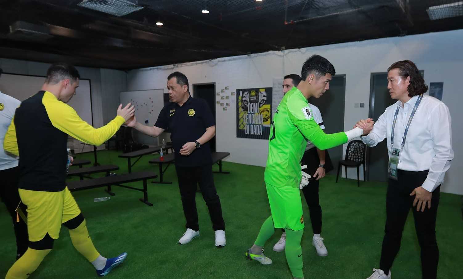 Huấn luyện viên Kim Pan-gon (phải) giúp tuyển Malaysia có khởi đầu ấn tượng tại vòng loại World Cup 2026. Ảnh: FAM