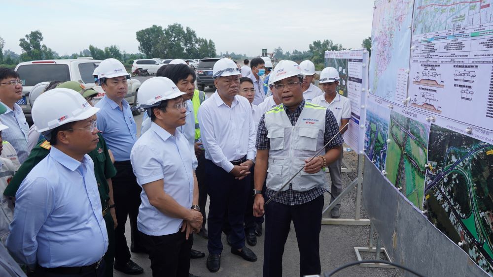 Bộ trưởng Bộ GTVT Nguyễn Văn Thắng kiểm tra tại cao tốc Mỹ Thuận - Cần Thơ. Ảnh: Tạ Quang