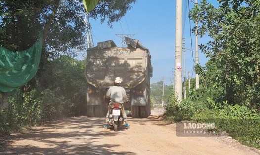 Xe tải chở vật liệu cho dự án khu dân cư gây bụi, hạ tầng xuống cấp. Ảnh: Lam Thanh
