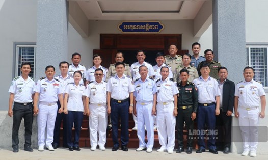 BTL Vùng Cảnh sát biển 4 đã đến thăm, làm việc với Sở Chỉ huy Chiến thuật tiền phương Campuchia. Ảnh: CSB4