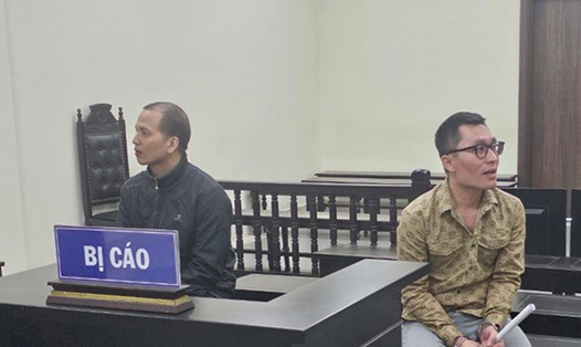 Bị cáo Kỳ và Long (từ trái qua) trong phiên toà liên quan đến hành vi vận chuyển trái phép chất ma tuý. Ảnh: Quang Việt