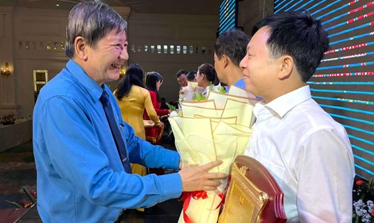  Phó Chủ tịch Thường trực Tổng LĐLĐVN Trần Thanh Hải trao bằng khen cho các cá nhân, tập thể đạt thành tích trong Chương trình 1 triệu sáng kiến. Ảnh: Hà Anh Chiến
