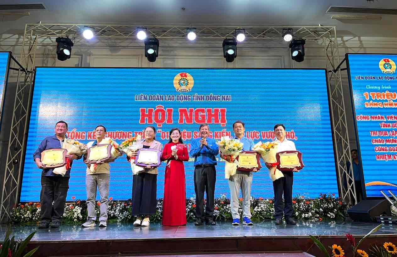  Phó Chủ tịch Thường trực Tổng LĐLĐVN Trần Thanh Hải trao bằng khen cho các cá nhân tập thể đạt thành tích trong Chương trình 1 triệu sáng kiến. Ảnh: Hà Anh Chiến 