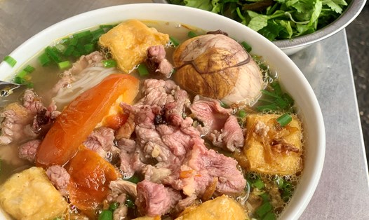 Quán bún riêu tại ngõ Thọ Xương được nhiều người đánh giá chuẩn vị truyền thống. Ảnh: Nhật Minh