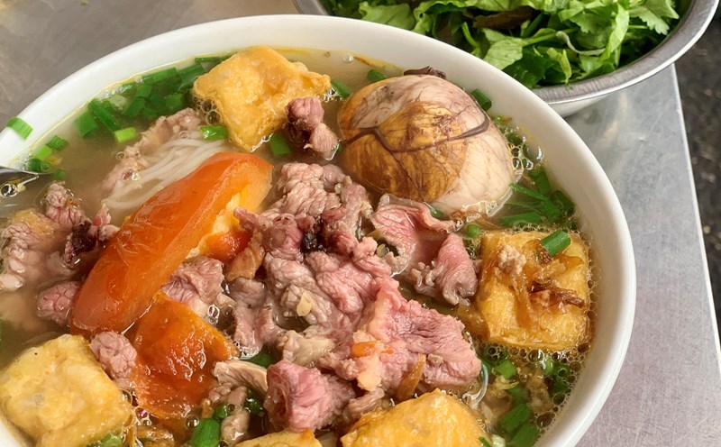 Quán bún riêu tại ngõ Thọ Xương được nhiều người đánh giá chuẩn vị truyền thống. Ảnh: Nhật Minh