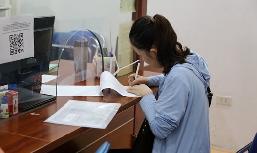 Người lao động tới Trung tâm Dịch vụ việc làm Hà Nội làm thủ tục nhận trợ cấp thất nghiệp. Ảnh: Lương Hạnh