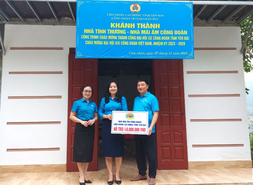 Công đoàn ngành Giáo dục tỉnh Yên Bái trao biển kinh phí hỗ trợ làm nhà Mái ấm công đoàn cho gia đình thầy giáo Hồ Tuyên. Ảnh: Huyền Thuý