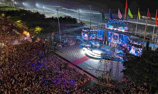 Màn trình diễn của ca sĩ Mỹ Tâm tại lễ khai mạc Tuần lễ Du lịch Bà Rịa - Vũng Tàu. Ảnh: Thành An