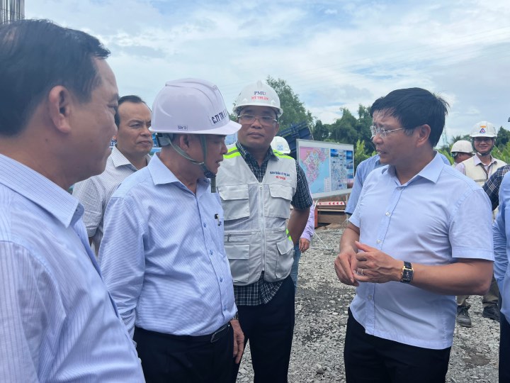 Bộ trưởng Bộ Giao thông Vận tải Nguyễn Văn Thắng kiểm tra dự án cầu Rạch Miễu 2. Ảnh: Thành Nhân