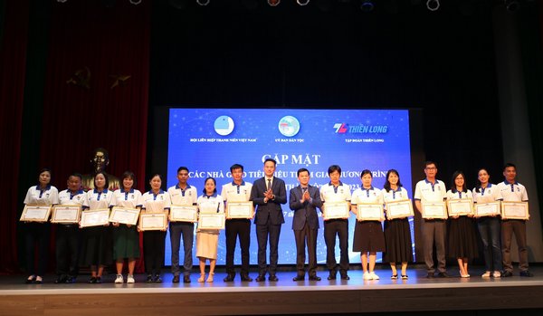  Ủy ban Dân tộc tổ chức gặp mặt 58 thầy giáo, cô giáo được tuyên dương trong Chương trình “Chia sẻ cùng thầy cô” năm 2023. Ảnh: Thanh Hà