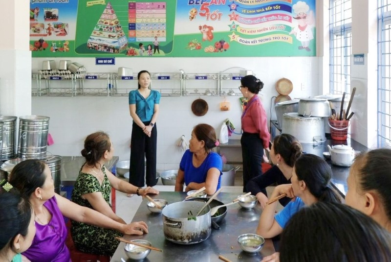 Cơ quan chức năng tỉnh Quảng Nam kiểm tra tại một bếp ăn trường học trên địa bàn. Ảnh: Xuân Hiền.  