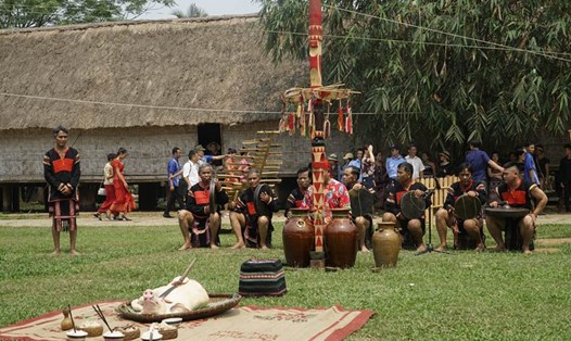 Nghi lễ cúng cây nêu cầu an sẽ được đồng bào dân tộc Ê- đê tái hiện ngay tại Làng Văn hóa - Du lịch các dân tộc Việt Nam, Đồng Mô, Sơn Tây, Hà Nội. Ảnh: Phương Anh