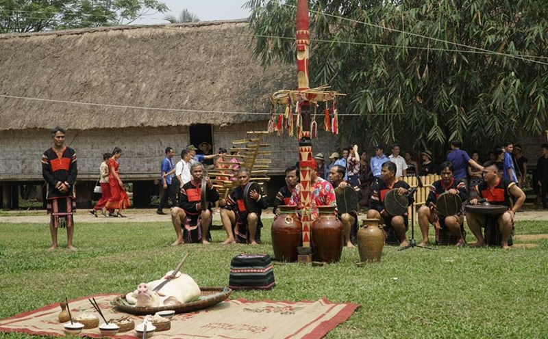 Nghi lễ cúng cây nêu cầu an sẽ được đồng bào dân tộc Ê- đê tái hiện ngay tại Làng Văn hóa - Du lịch các dân tộc Việt Nam, Đồng Mô, Sơn Tây, Hà Nội. Ảnh: Phương Anh