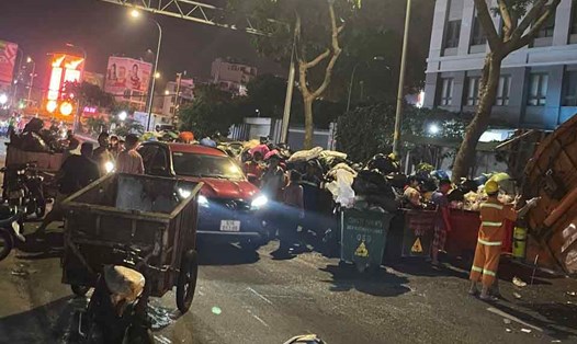 Xe thu gom rác tập kết trên đường Nguyễn Thượng Hiền tối 25.10. Ảnh: Hữu Chánh