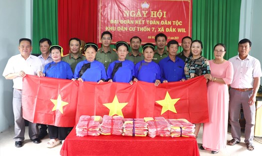 Phòng Tham mưu Công an tỉnh Đắk Nông trao tặng hàng nghìn lá cờ Tổ quốc cho người dân tại Ngày hội Đại đoàn kết toàn dân tộc. Ảnh: Hồng Long