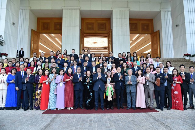 Thủ tướng chụp ảnh lưu niệm với các thầy cô giáo tại buổi gặp mặt. Ảnh: VGP/Quang Thương
