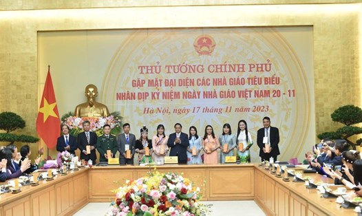 Thủ tướng tặng quà đại diện các nhà giáo tiêu biểu. Ảnh: VGP/Quang Thương