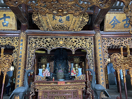 Ban thờ Chu Văn An ở Văn miếu Xíc Đằng. 
