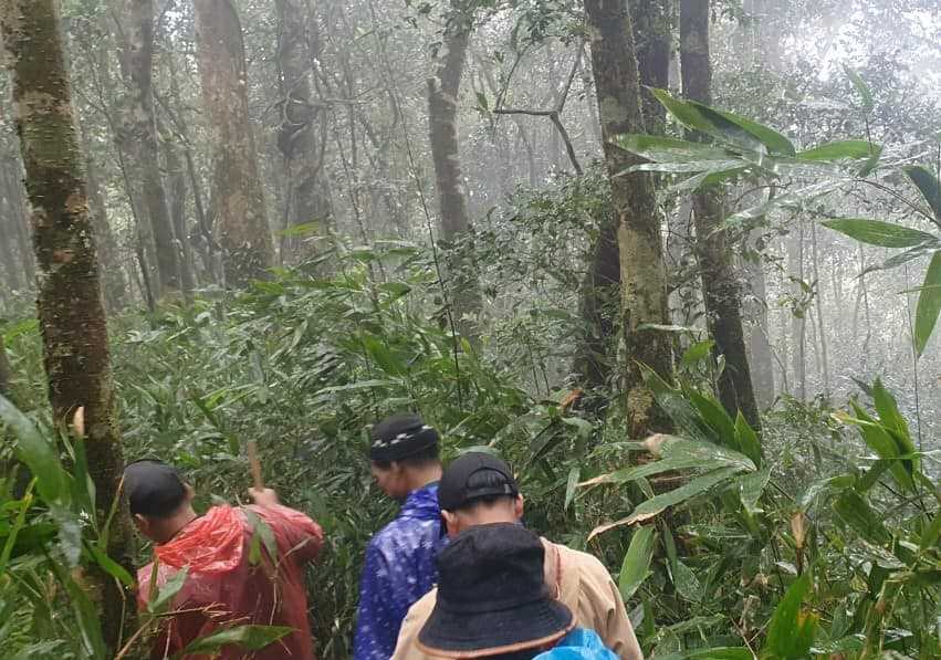Đoàn công tác lội rừng, vượt suối hiểm trở. Ảnh: Công an huyện Kon Plông