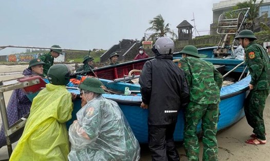 Đồn Biên phòng Non Nước (TP Đà Nẵng) trao trả lại thúng máy cho ngư dân Đà Nẵng. Ảnh: Đồn Biên phòng Non Nước