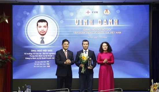 Ông Võ Quang Lâm, Phó Tổng Giám đốc EVN và bà Nguyễn Kim Thanh, Phó Chủ tịch Công đoàn ĐLVN  trao biểu trưng và tặng hoa cho giảng viên giỏi. Ảnh: CĐĐLVN  