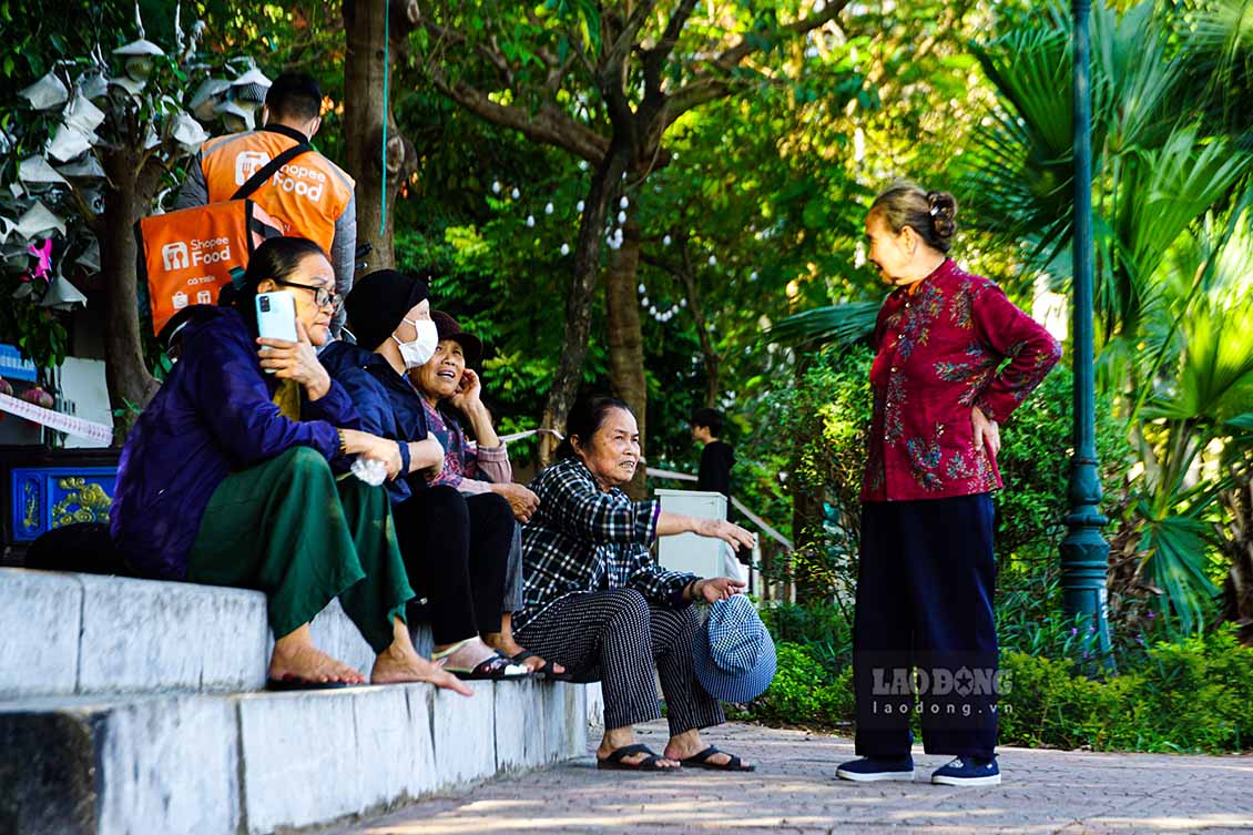 Bà Đỗ Thu Hà (trú tại phường Nhật Tân) cho biết, đa số người dân đổ về phố đi bộ thường là người tại địa phương, du khách chỉ chiếm phần nhỏ. Việc này dẫn đến các hàng quán kinh doanh phục vụ vui chơi trong không gian đi bộ thường xuyên ế ẩm.