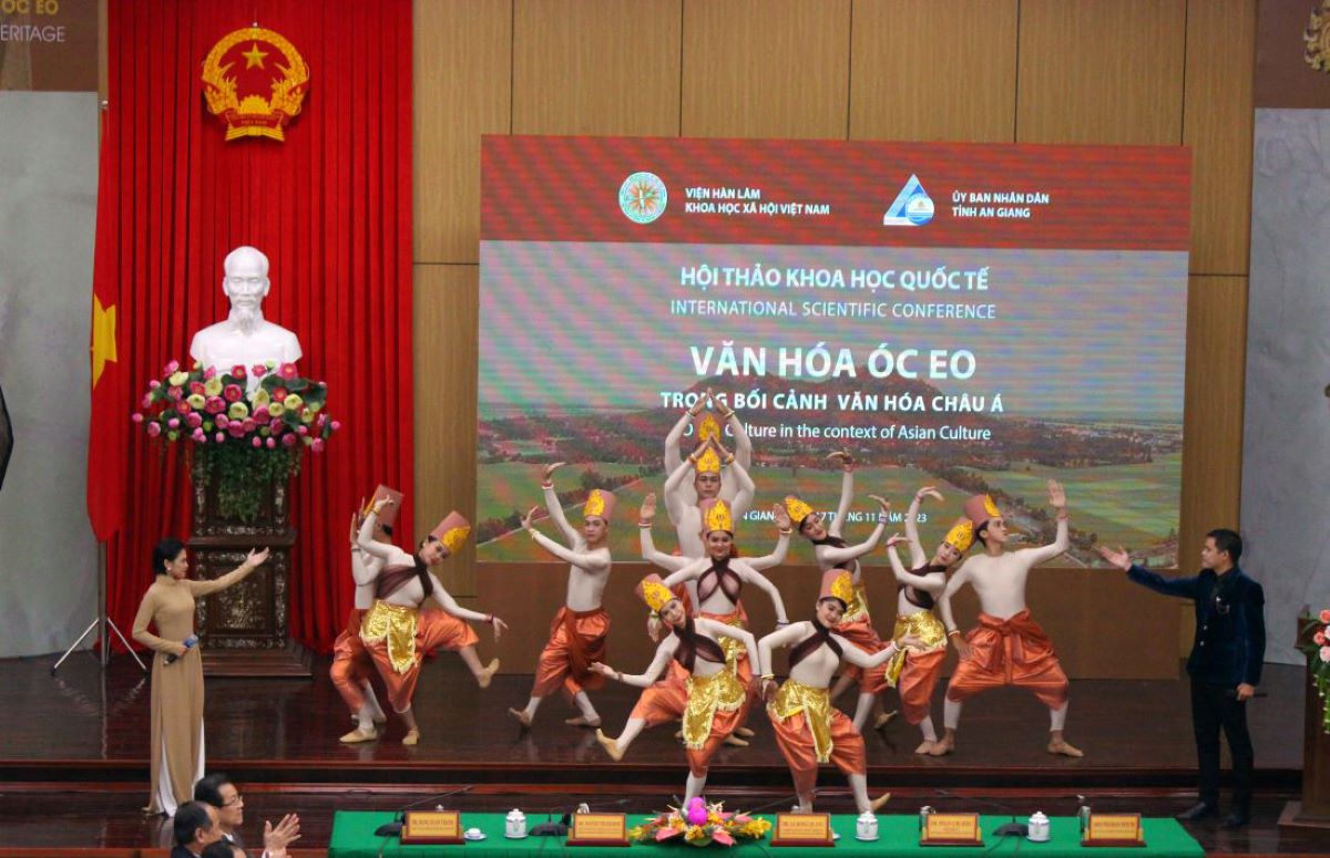 Văn nghệ tại Hội thảo khoa học quốc tế đầu tiên tại Việt Nam về Văn hóa Óc Eo. Ảnh: Lục Tùng 