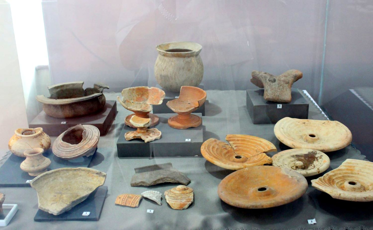 Hiện vật văn hóa Óc Eo thu được trong quá trình khai quật. Ảnh: Lục Tùng