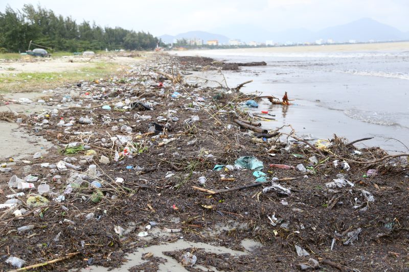 Chiều tối 17.11, toàn tuyến bờ biển vịnh Đà Nẵng thuộc đường Nguyễn Tất Thành (địa bàn quận Thanh Khê, Liên Chiểu) xuất hiện nhiều rác thải trên bờ biển. 