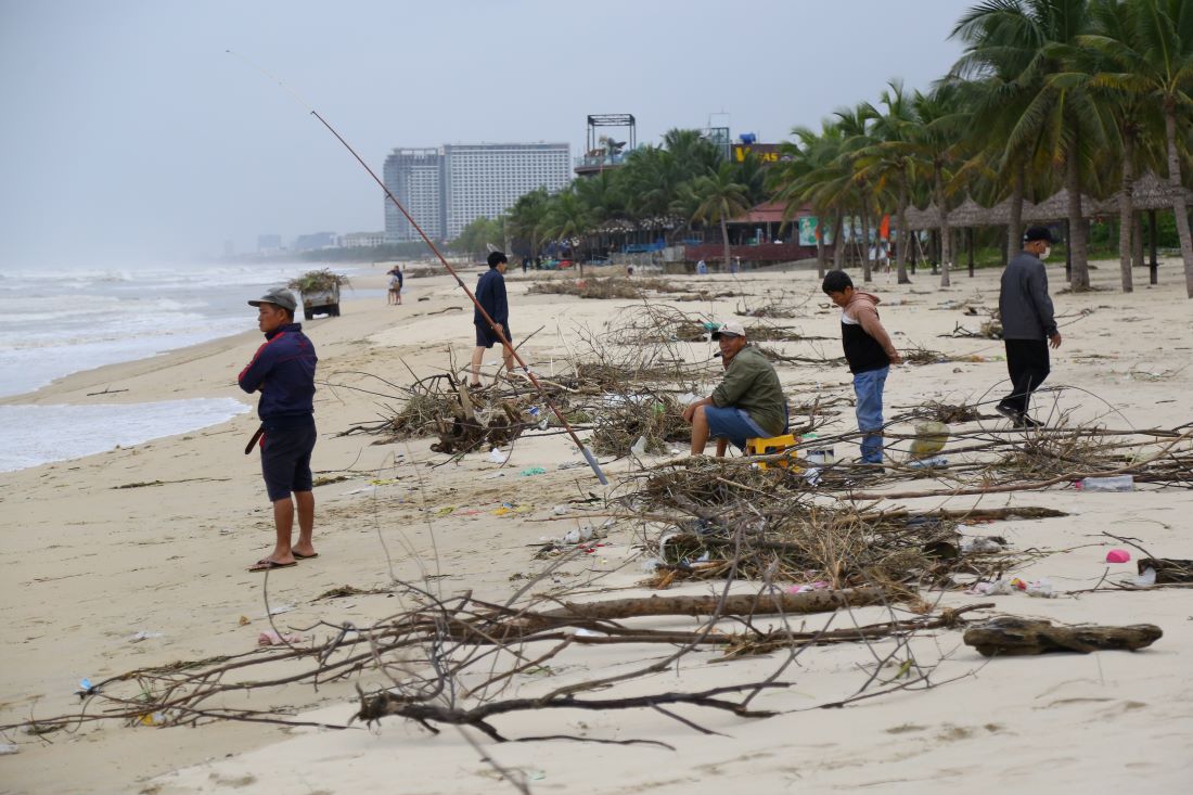 Lãnh đạo Ban Quản lý bán đảo Sơn Trà và các bãi biển du lịch Đà Nẵng cho biết đang trong mùa mưa bão nên rác thải trôi dạt tới đâu sẽ phối hợp dọn dẹp tới đó. Dự kiến từ 5-7 ngày toàn bộ rác trên bãi biển sẽ được dọn dẹp.
