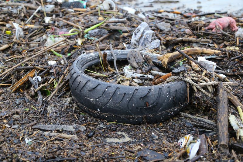 Rác thải gồm nhựa, cao su, bao bì, cây gỗ,… nằm trên bờ biển, kéo dài vài km.